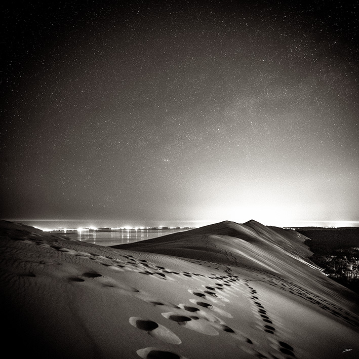La Dune du Pilat photographié de nuit sous un ciel étoilé par le photographe du Bassin d'Arcachon Stéphane Scotto